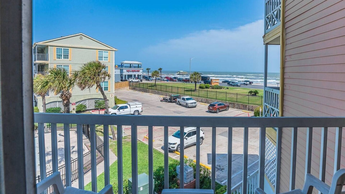Galveston Condo | Captain's Cabana Gulf Front Condo