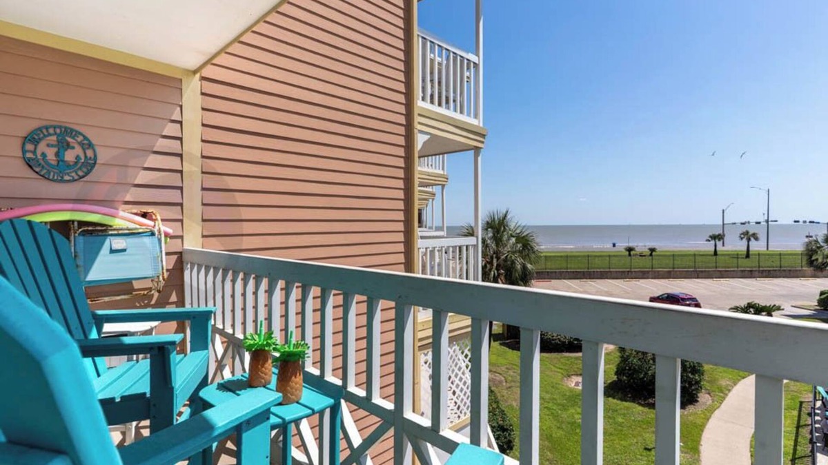 Galveston Condo | Captain's Cove Condo-Walk to Beach