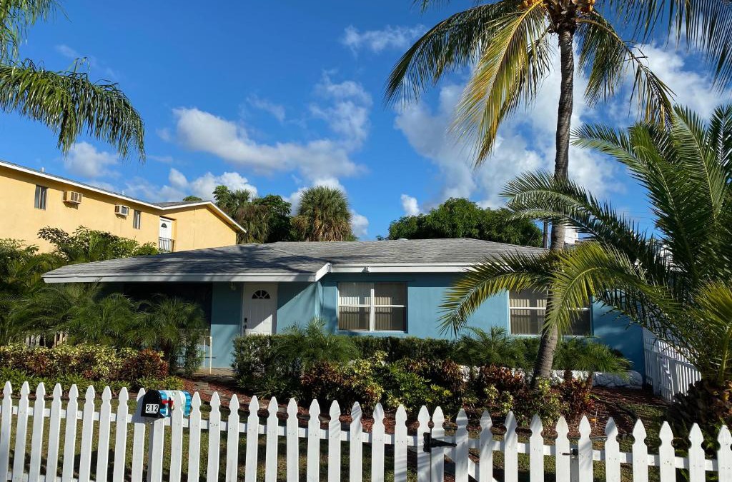 South Palm Park Neighborhood Association House | Captain's Hideaway-(15min from PBI/5min to beach)