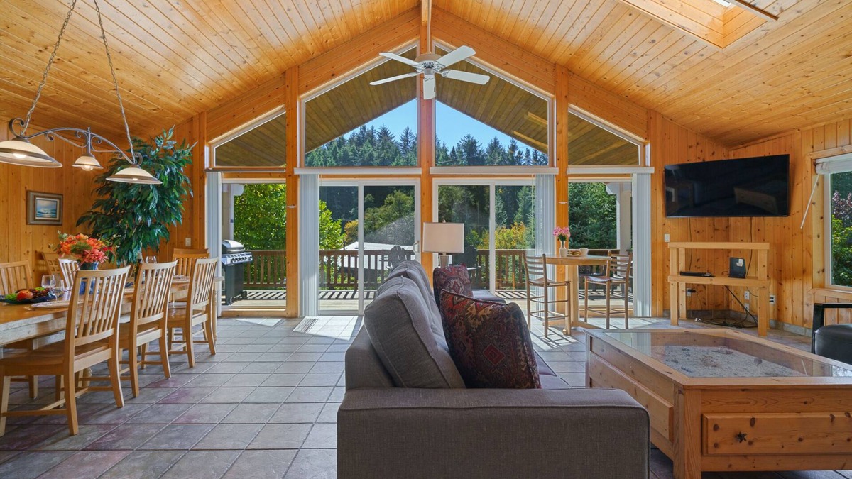 Manzanita House | Captain's Hideaway-Relax in this Lodge like home nestled in the trees.
