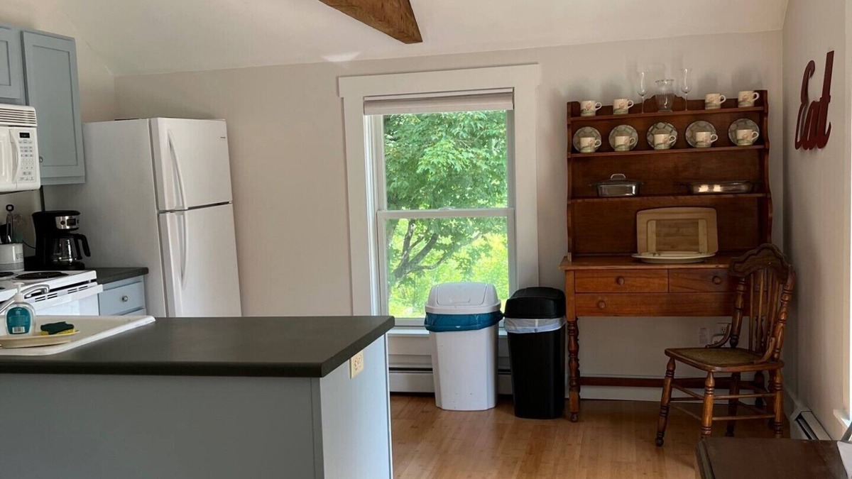 Kennebunk Apartment | Captain's Quarters at Waldo Emerson Inn Carriage House, 2nd floor 2 bdrm/1 bath