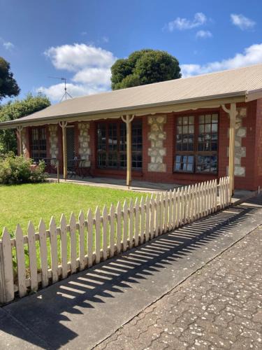 Goolwa House | Captains Cottage - Pet Friendly Breakfast Included