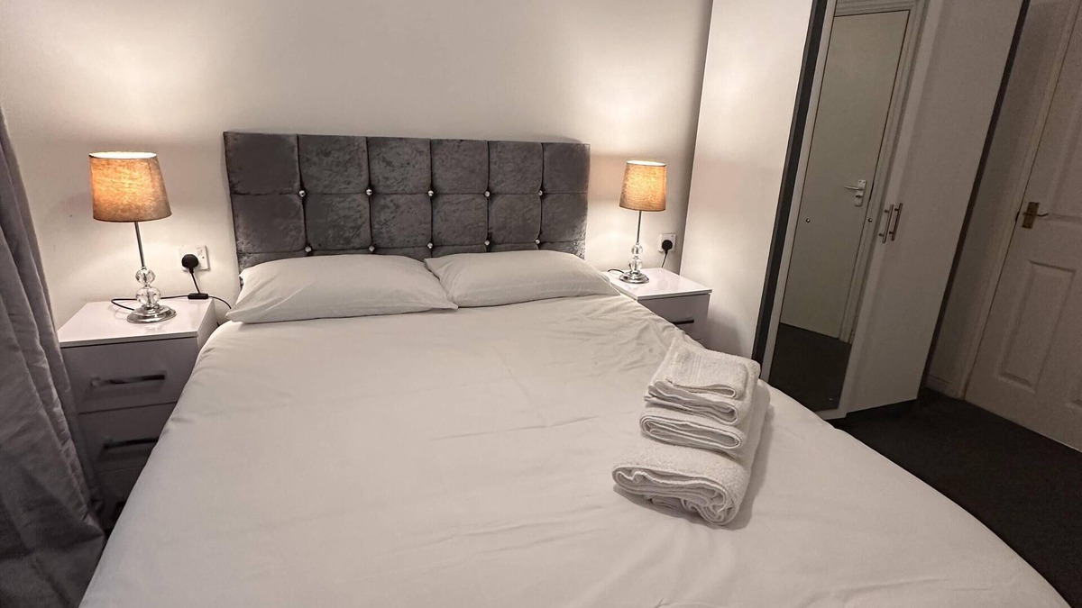West Bromwich Apartment | Captivating 2-Bed Apartment in West Bromwich