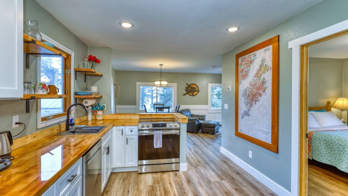 Kodiak House | Captivating Coastline 2 BR Retreat wth Ocean View