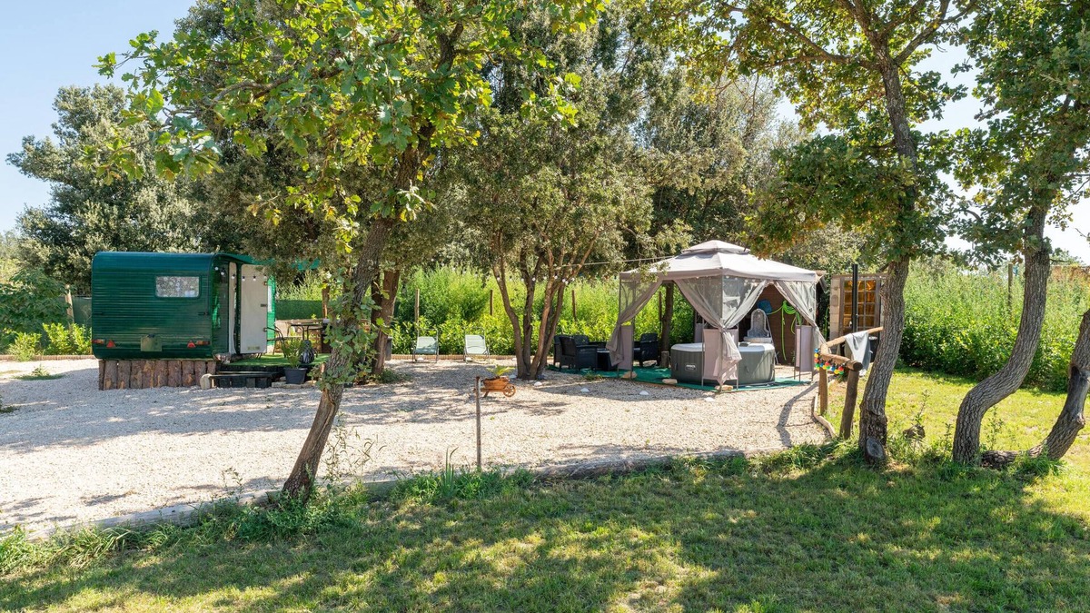 Pernes-les-Fontaines RV Rental | Caravan "Cocoon Insolite" with Private Terrace & Wi-Fi