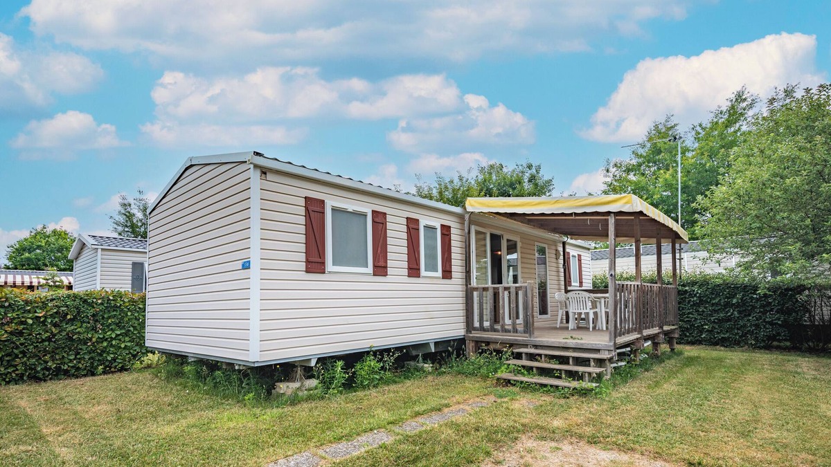 Coulanges RV Rental | Caravan 'Mobil-home Elegance - 3 Chambres' with Shared Pool, Wi-Fi and Air Conditioning