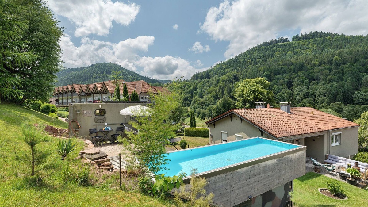 Bad Wildbad House | Caravan 'Poolhouse' with Mountain View, Private Pool and Wi-Fi