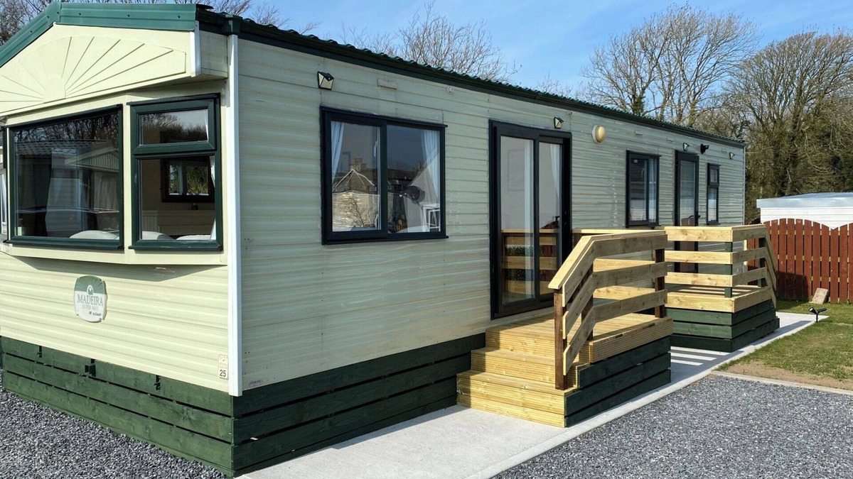 Newton Stewart Ski Chalet | Caravan - Sleeps 4 - Pet friendly - Parking