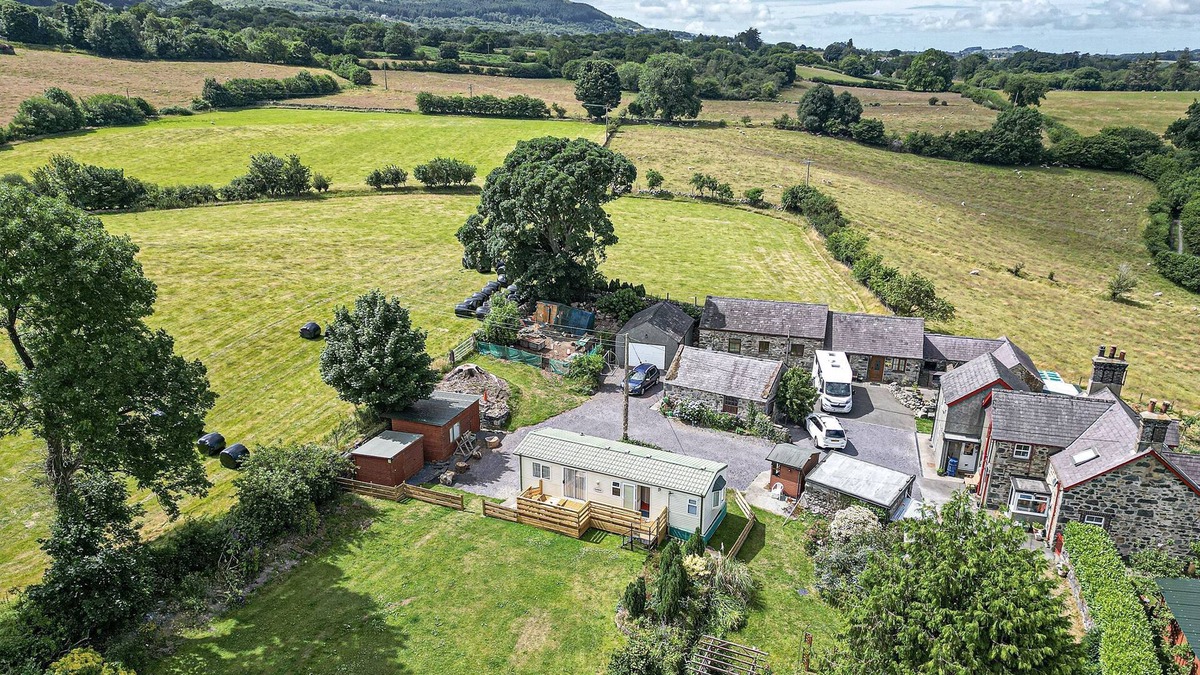 Bangor Cottage | Caravan @ Ysgubor - sleeps 6 guests in 2 bedrooms