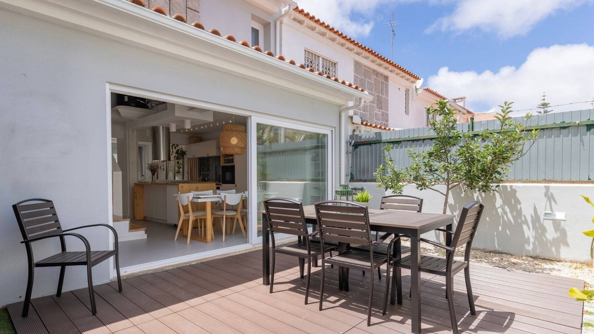 Carcavelos House | Carcavelos Sunny Retreat 1 by LovelyStay