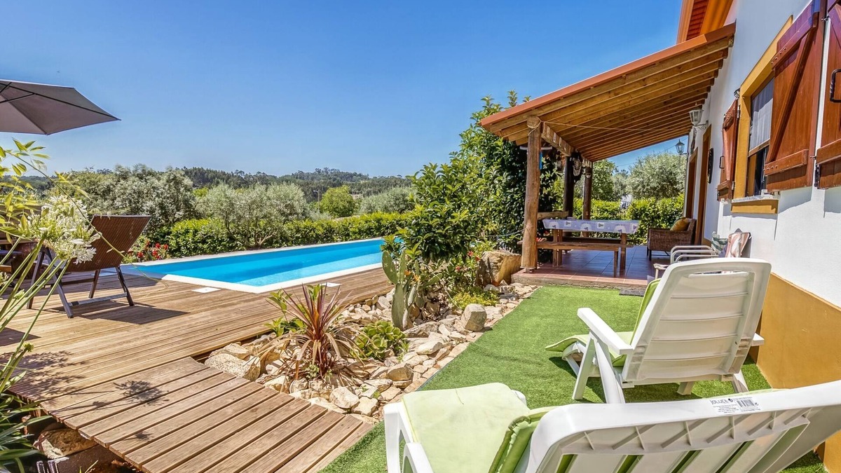 Camparca House | Carcavelos Villa with Pool