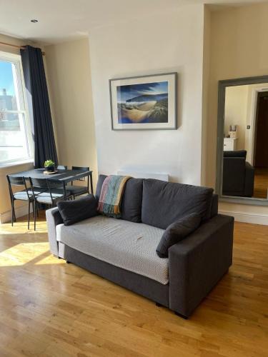 Castle Quarter Apartment | Cardiff Apt - Sleeps 6 - Castle & Stadium Nearby