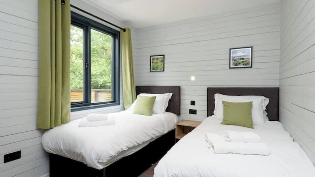 Looe Cabin | Cardinham Lodge (3 bedroom - max 6 occ) - VP8