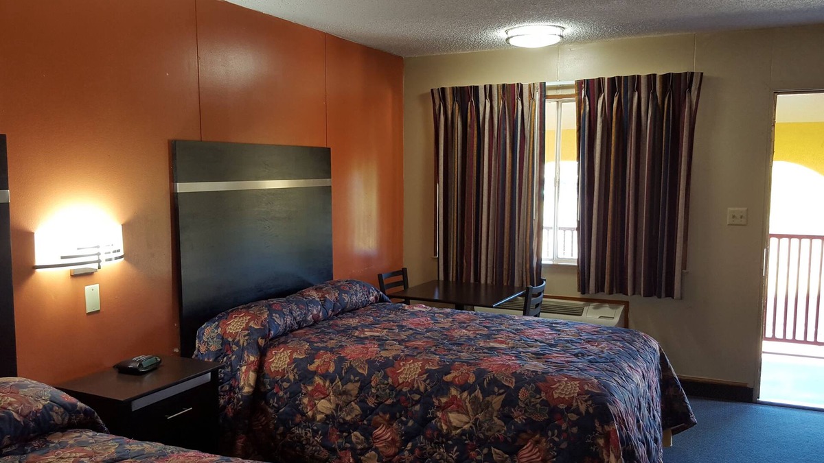 Flatonia Hotel | Carefree Inn Flatonia