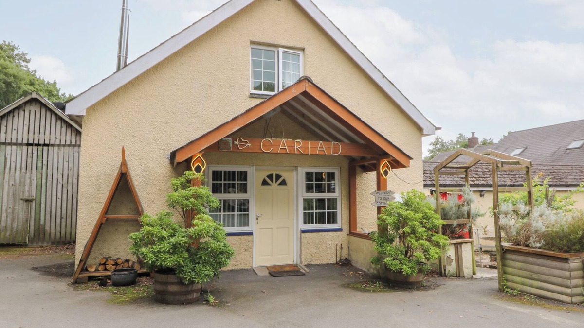 Bethania Cottage | CARIAD COTTAGE, pet friendly, with hot tub in Cross Inn