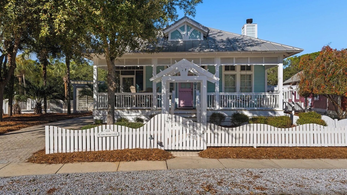 Sunnyside House | Carillon Beach Home. Perfect Location next to the Bellevue Pool.1 Level, 4 Br.