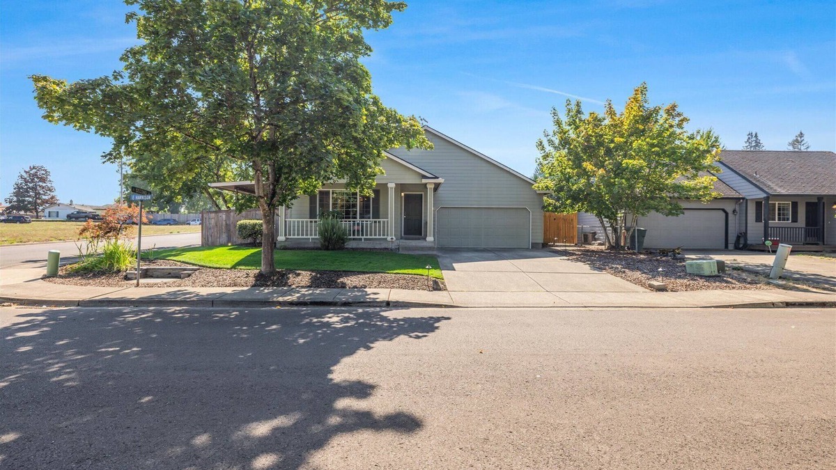 Carlton House | Carlton Crush Pad ~ Where Your Wine Country Getaway Comes to Life