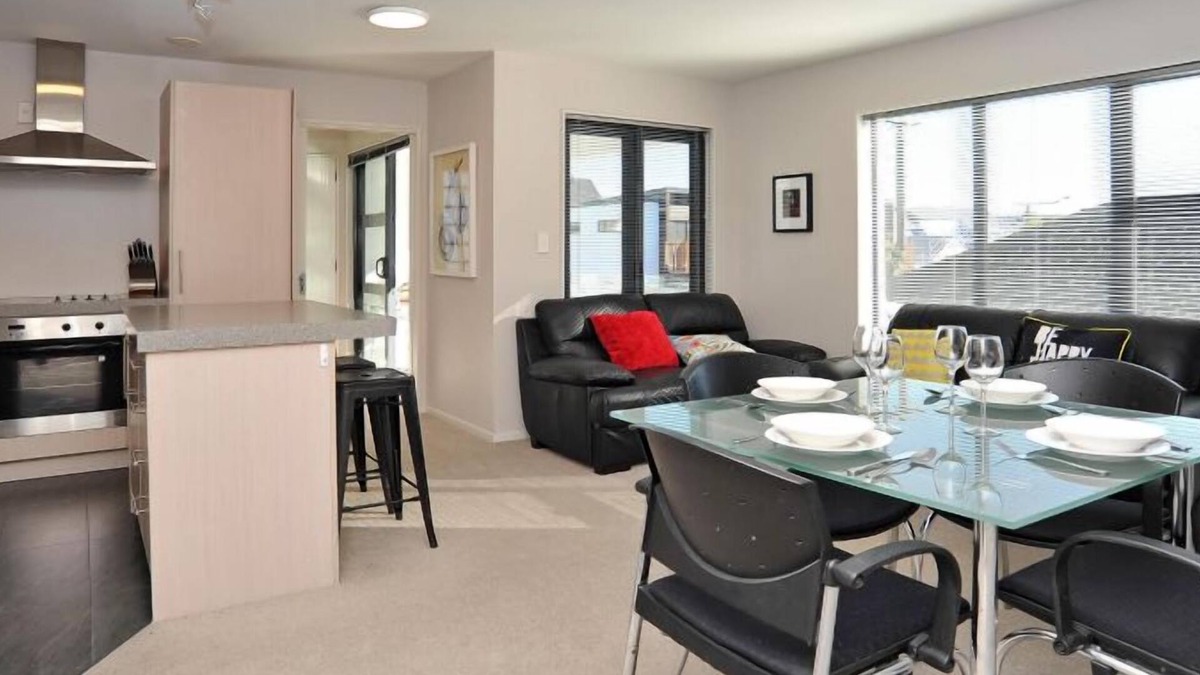 Merivale Apartment | Carlton Villa 3: Central location by Hagley Park