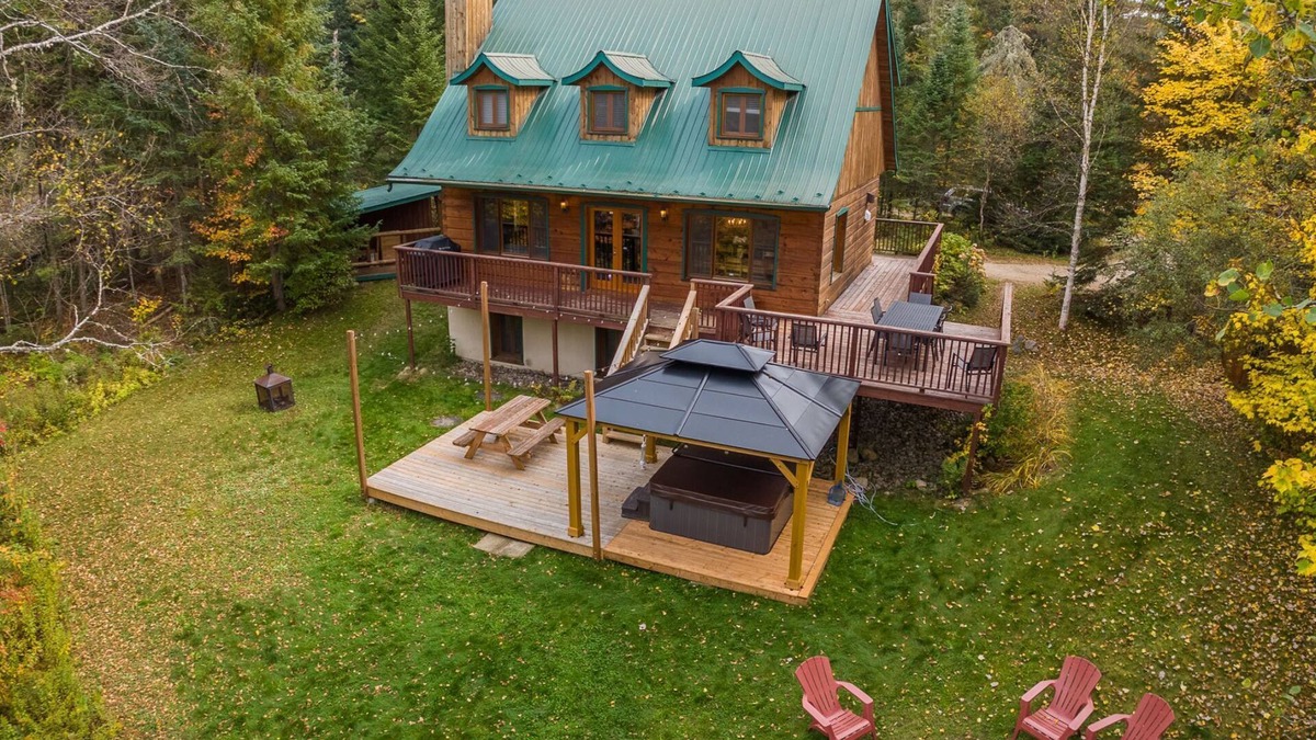 Lac-Superieur Ski Chalet | Carmen: waterfront chalet w/spa & sauna