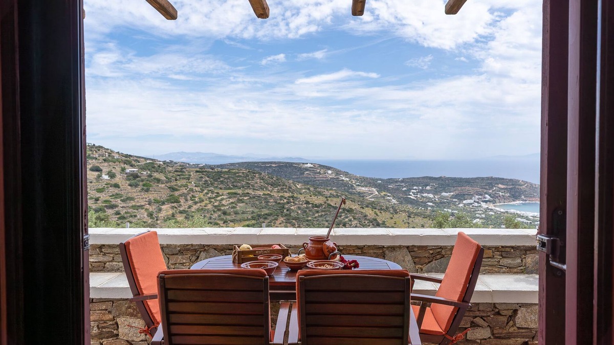 Platis Gialos Apartment | Carnation Rose Family Apartment in Sifnos