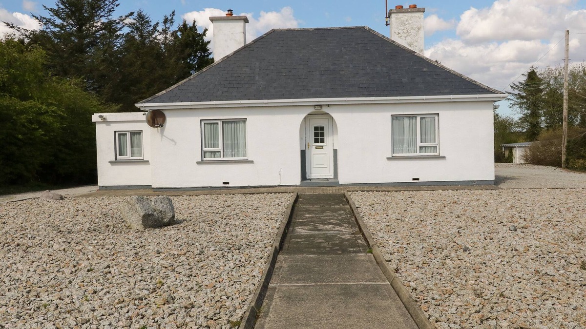Dungloe Cottage | CARNMORE COTTAGE, family friendly in Dungloe, County Donegal