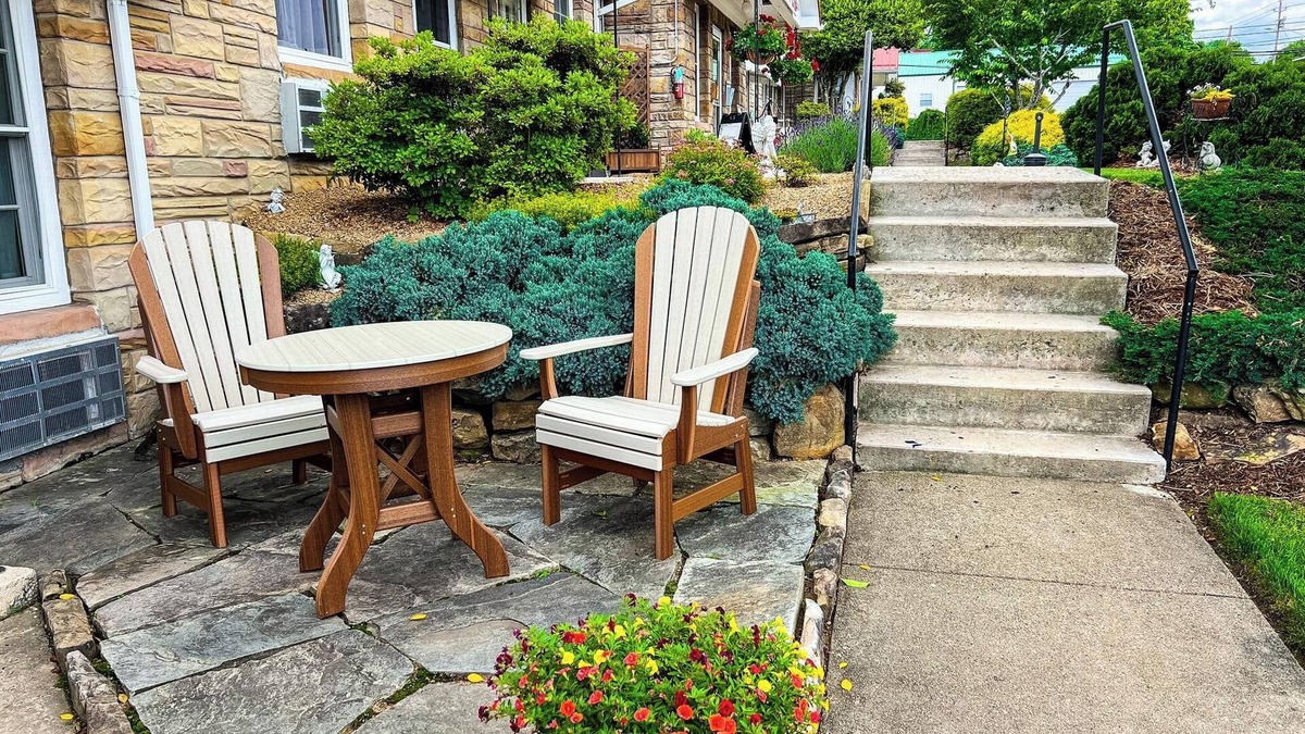 Burnsville Hotel | Carolina Country Inn