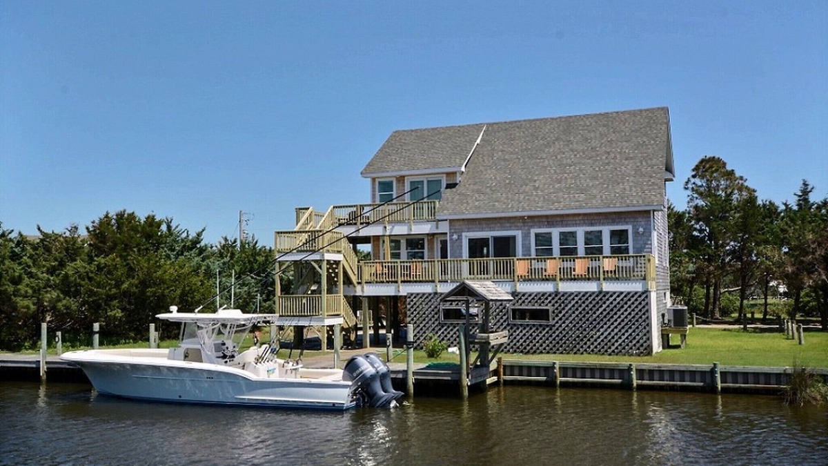 Ocracoke House | Carolina Winds: Dog friendly, hot tub, dock, access to Pamlico Sound.
