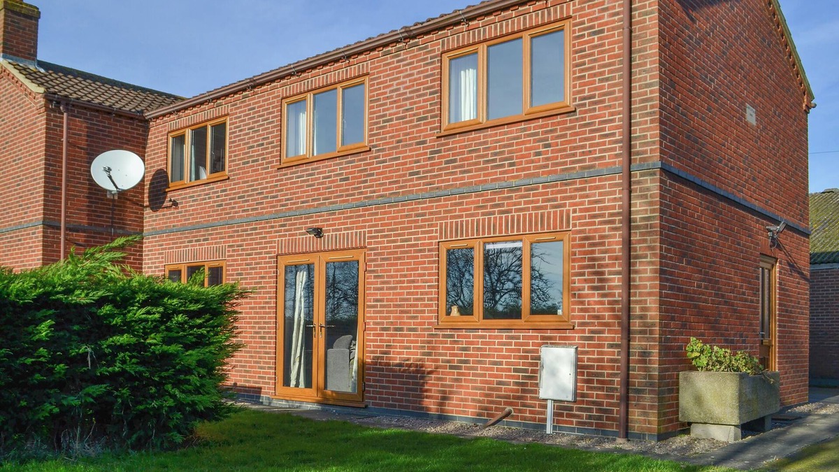 Lincoln Cottage | Carp Cottage - UKC1907