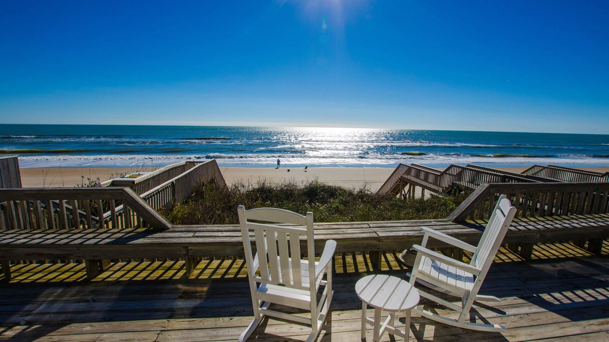 Surf City House | Carpe Diem, Beachfront, Fun Game Room, Outdoor Hot Shower, Linens Included