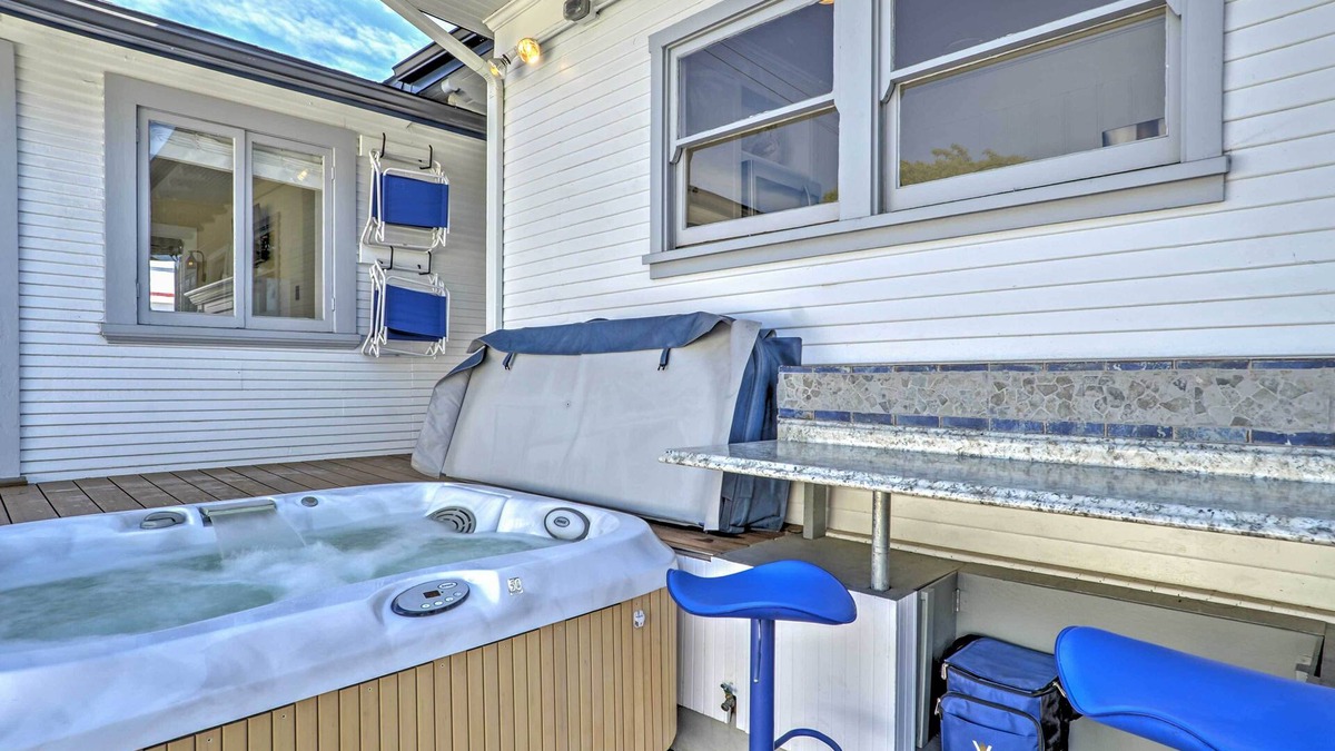 Carpinteria Apartment | Carpinteria Apt w/Hot Tub - 10 Min Walk to Beach!
