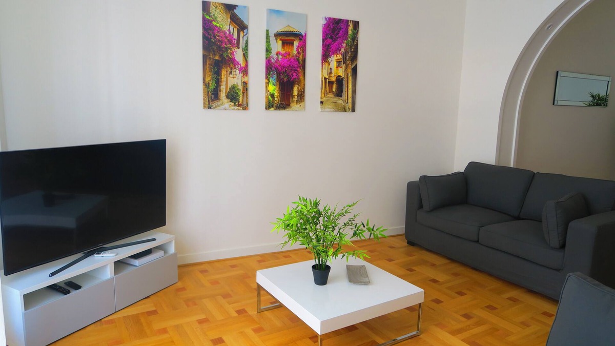 Thiers Apartment | Carré d'Or Modern and spacious 4-room apartment