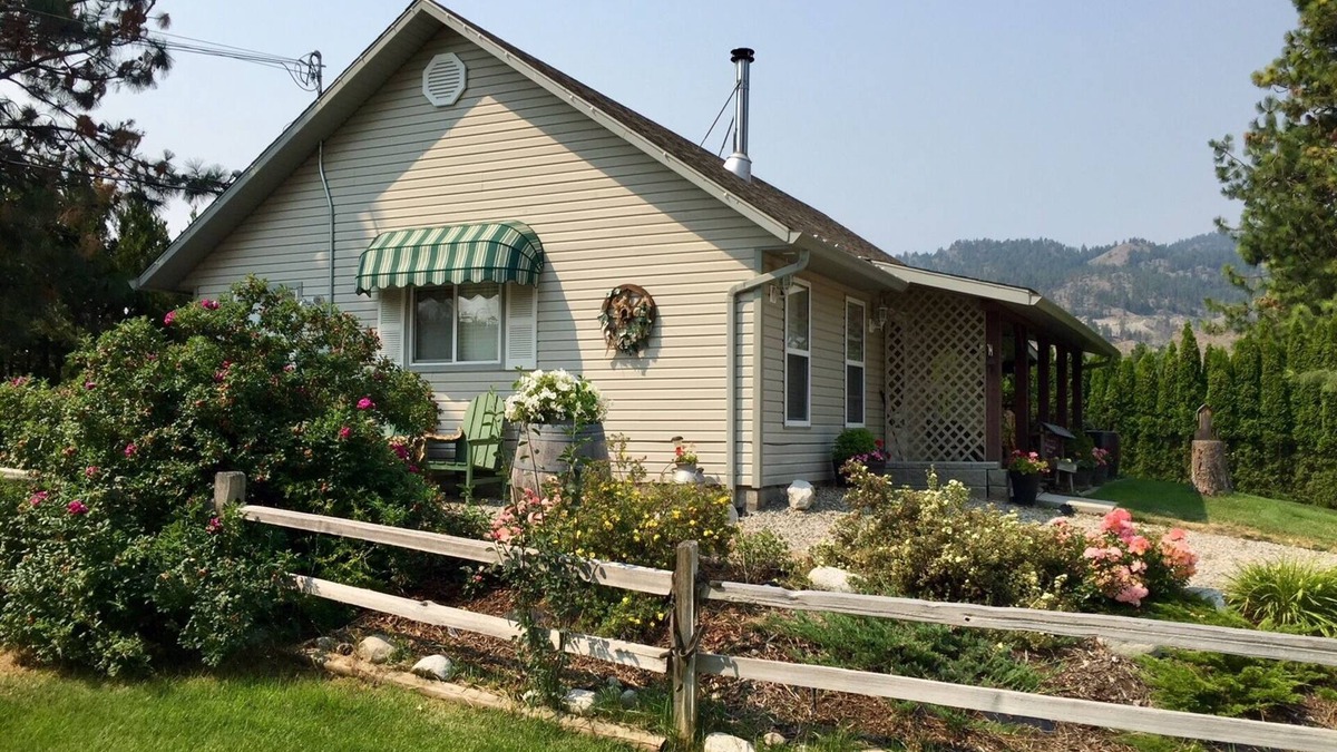 Central Okanagan Cottage | Carriage House at the Poolside Retreat, Peachland our mini resort