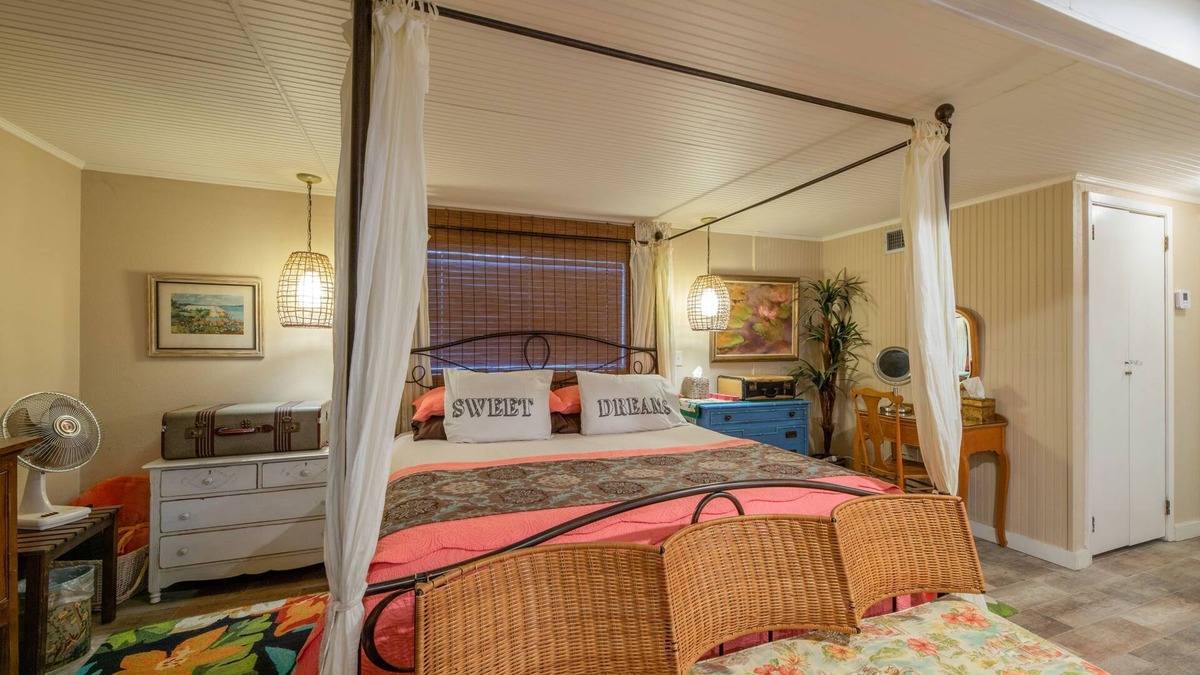 Carter Riverside Bed & Breakfast | Carriage House MAGNOLIA SUITE