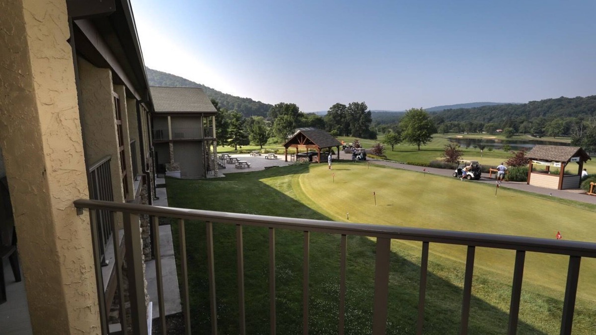 Fairfield Apartment | Carroll Valley Escape | King Room w/Golf Views