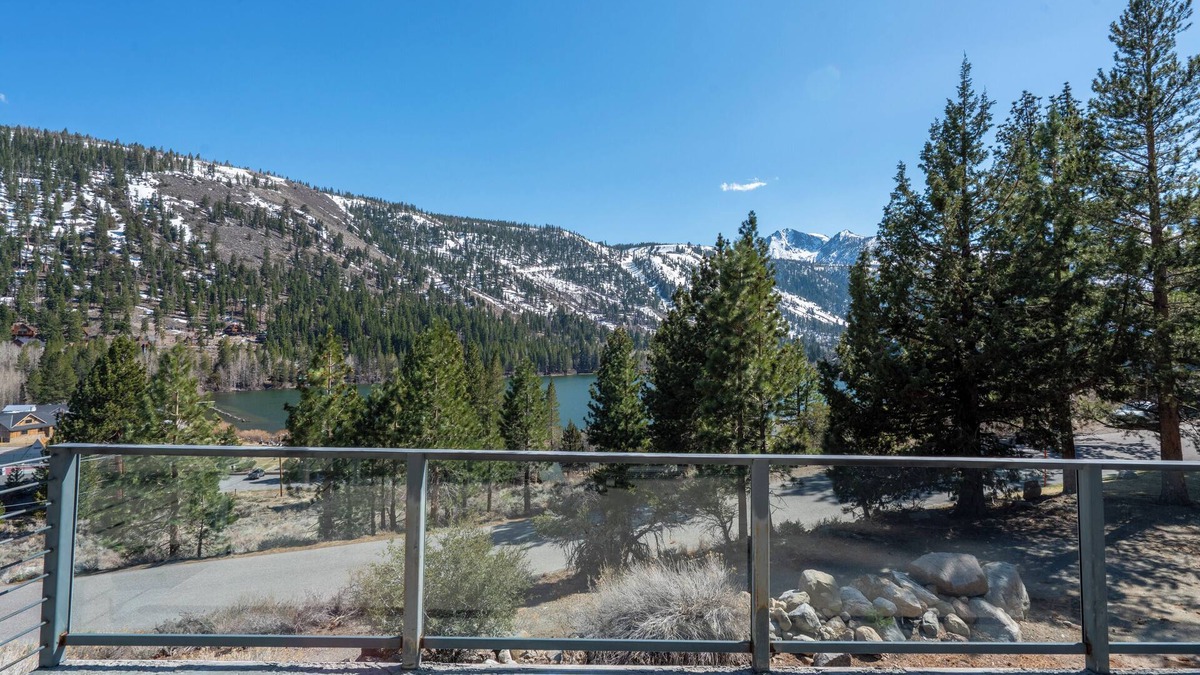 June Lake House | Carson View , amazing views of Carson Peak and Gull Lake, walk to Gull Lake & town