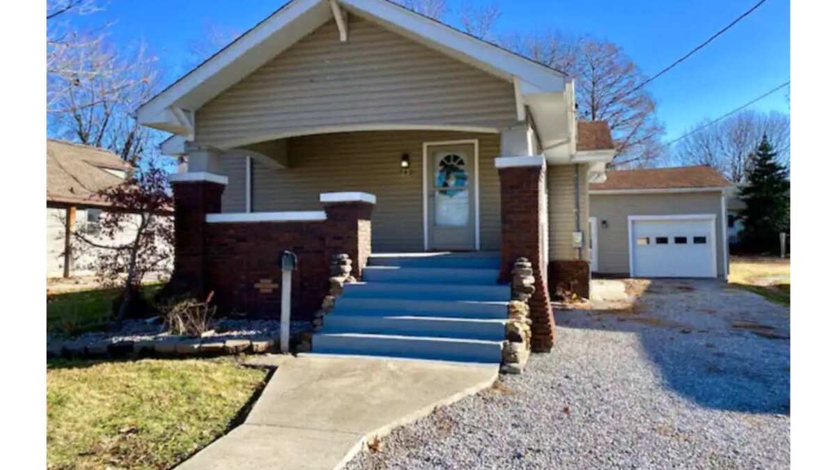 Carterville Cottage | Carterville Cottage on Division
