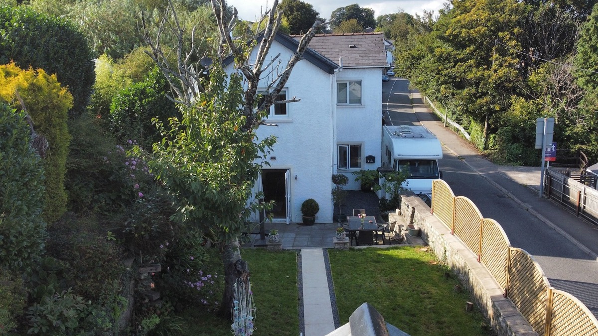 Bridgend House | Cartref,1860's Family homenOverlooks Bridgend, Newcastle Castle, Pet Friendly.