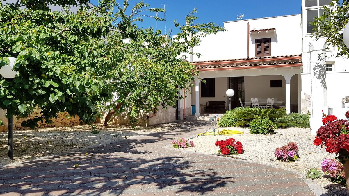 Taviano House | Cas'Etta - detached house with garden, 4 bedrooms and 2 bathrooms, sleeps 9.