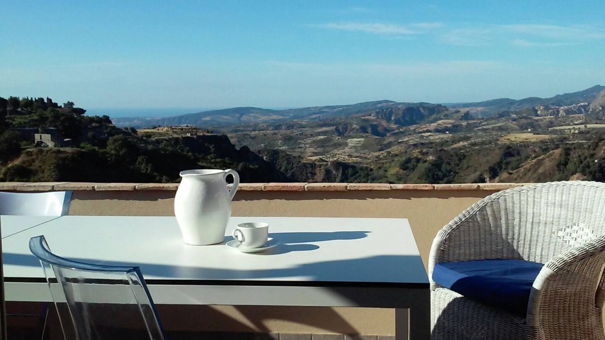 Santa Caterina dello Ionio Apartment | Casa Vacanze con Terrazzino Panoramico e Arredi di Design