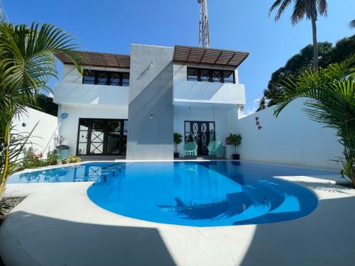 Puerto Madero Villa | Casa AbrahamMya Playa Linda 3 bed home with pool.