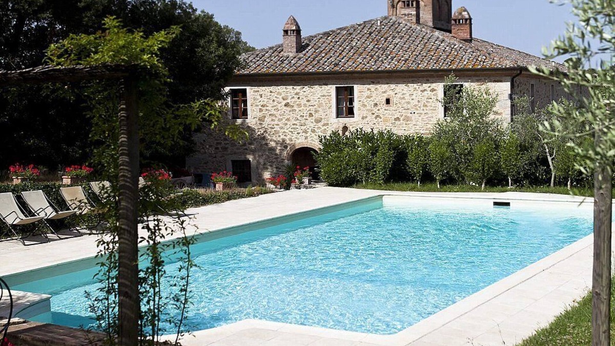 Rapolano Terme House | Casa Adalmina A: A pleasant and spacious apartment that is part of an ancient country house built on a hillside, surrounded by meadows and woods.