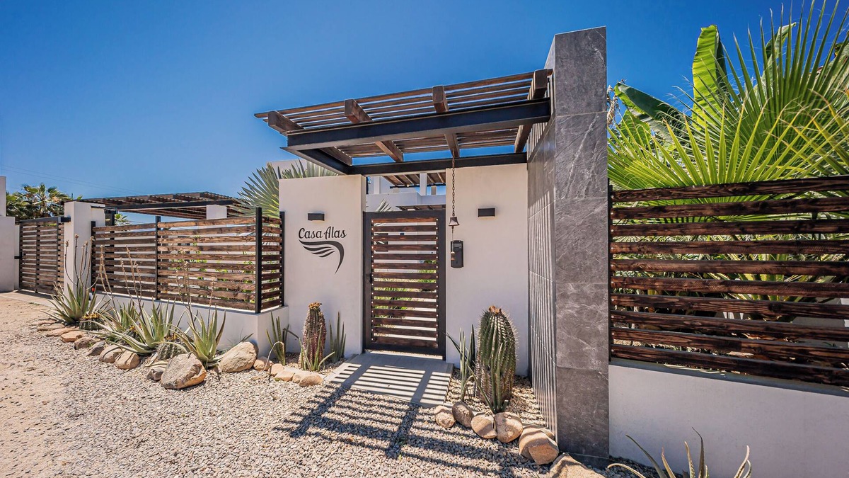 Todos Santos House | Casa Alas. New, Modern, Private Pool, and a Walk to the Beach!