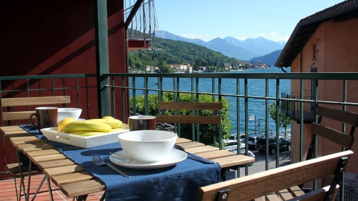 Acquaseria Apartment | Casa Alba, town centre Apartment with lovely balcony ad lake view, sleeps 4