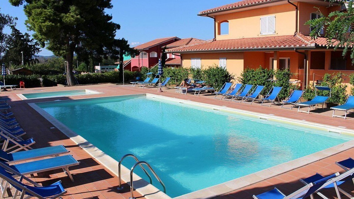 Puntone House | Casa Aliade C: A welcoming apartment that is part of a villa surrounded by the greenery.