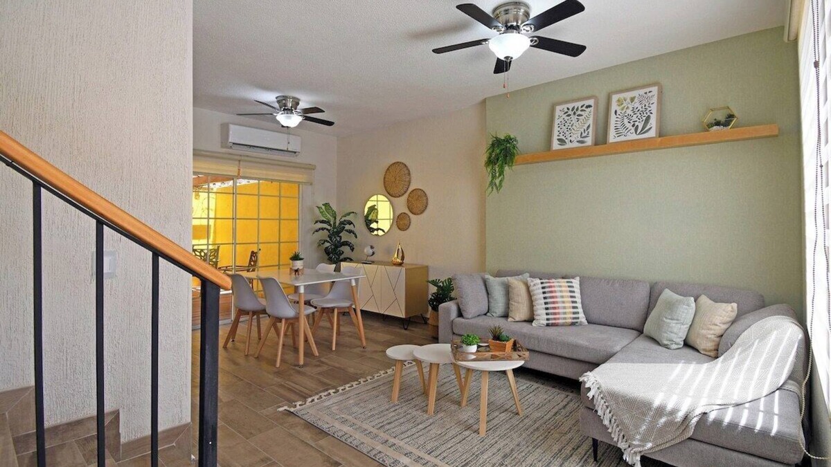 La Paz House | Casa Amarilla Renovada, Patios Amplios y Más