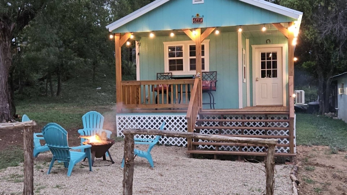 Bandera House | Casa Azul - Cozy cabin centrally located downtown Bandera