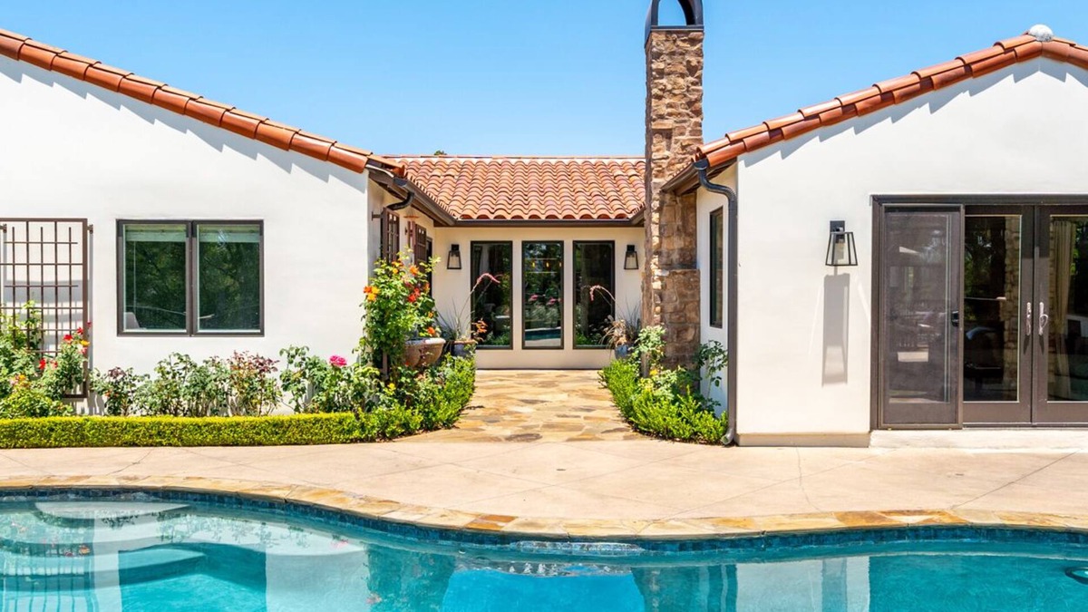 Thousand Oaks House | Casa Azul - Mediterranean Resort-Style Home
