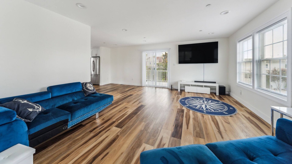 Freeport's Nautical Mile House | Casa Azul new modern 4.5 bd rm 2.5 bthrm getaway steps from nautical mile marina