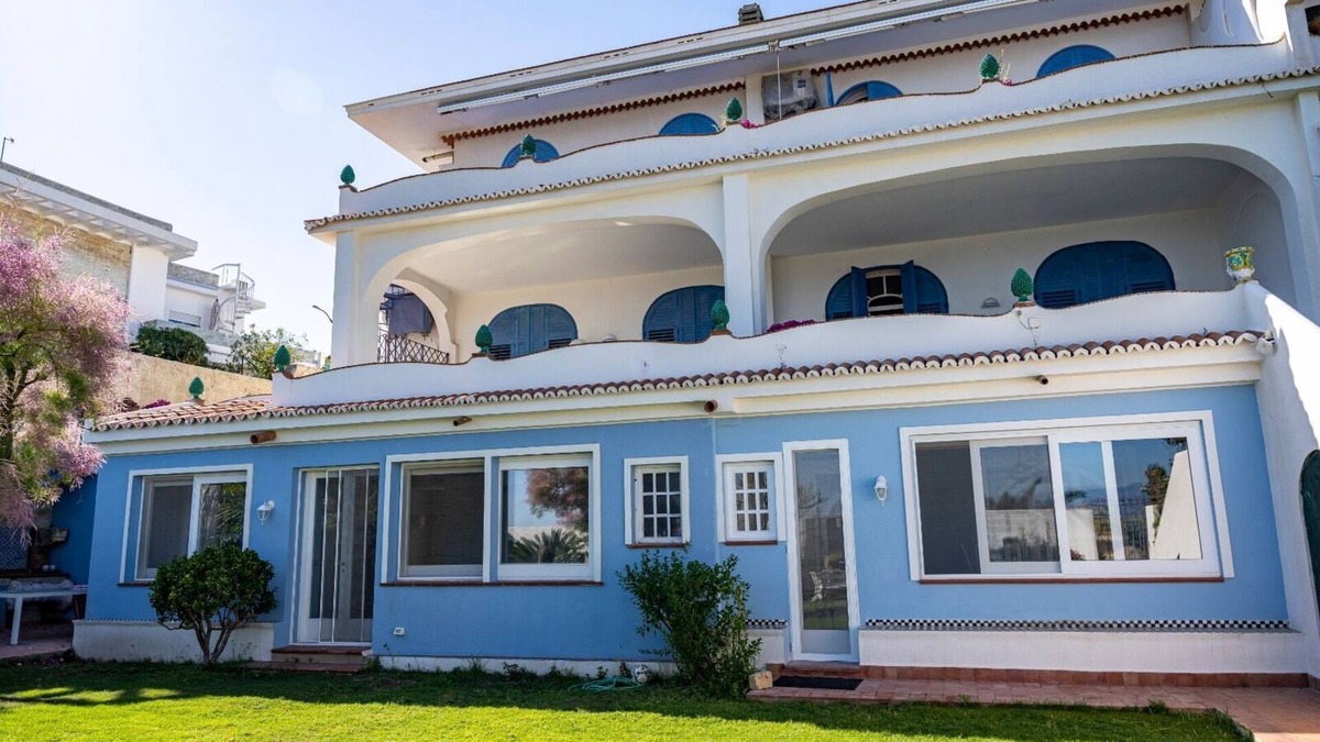 Capo Peloro Apartment | Casa Azzurra apartment with garden by the sea