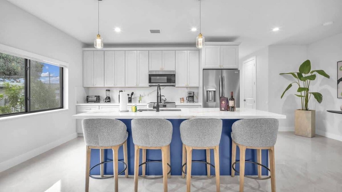 West Little Havana House | Casa Bella - New & Stylish Family-Friendly Home